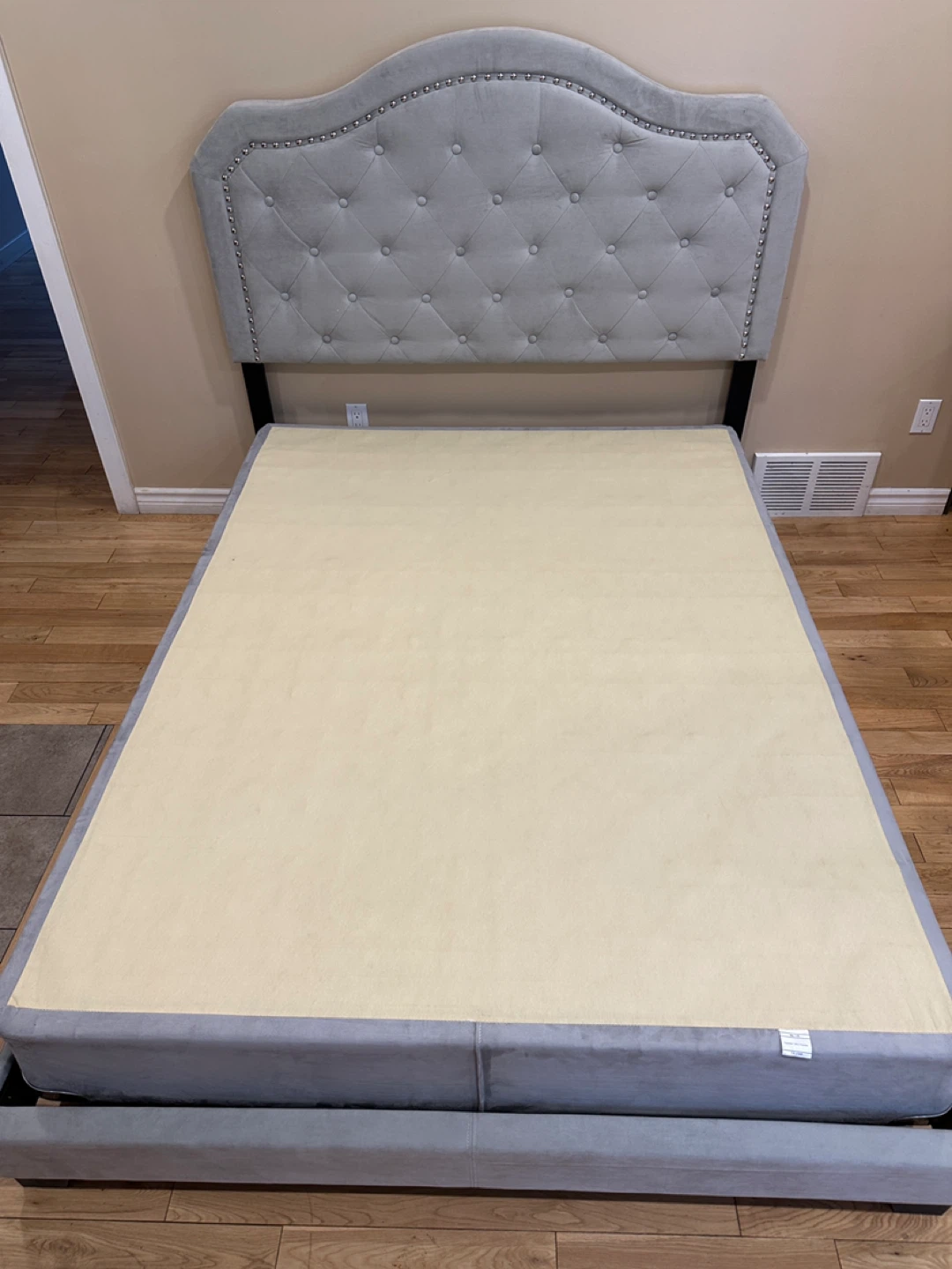 Modern Queen Size Grey Bed Frame Set (CAN DELIVER)