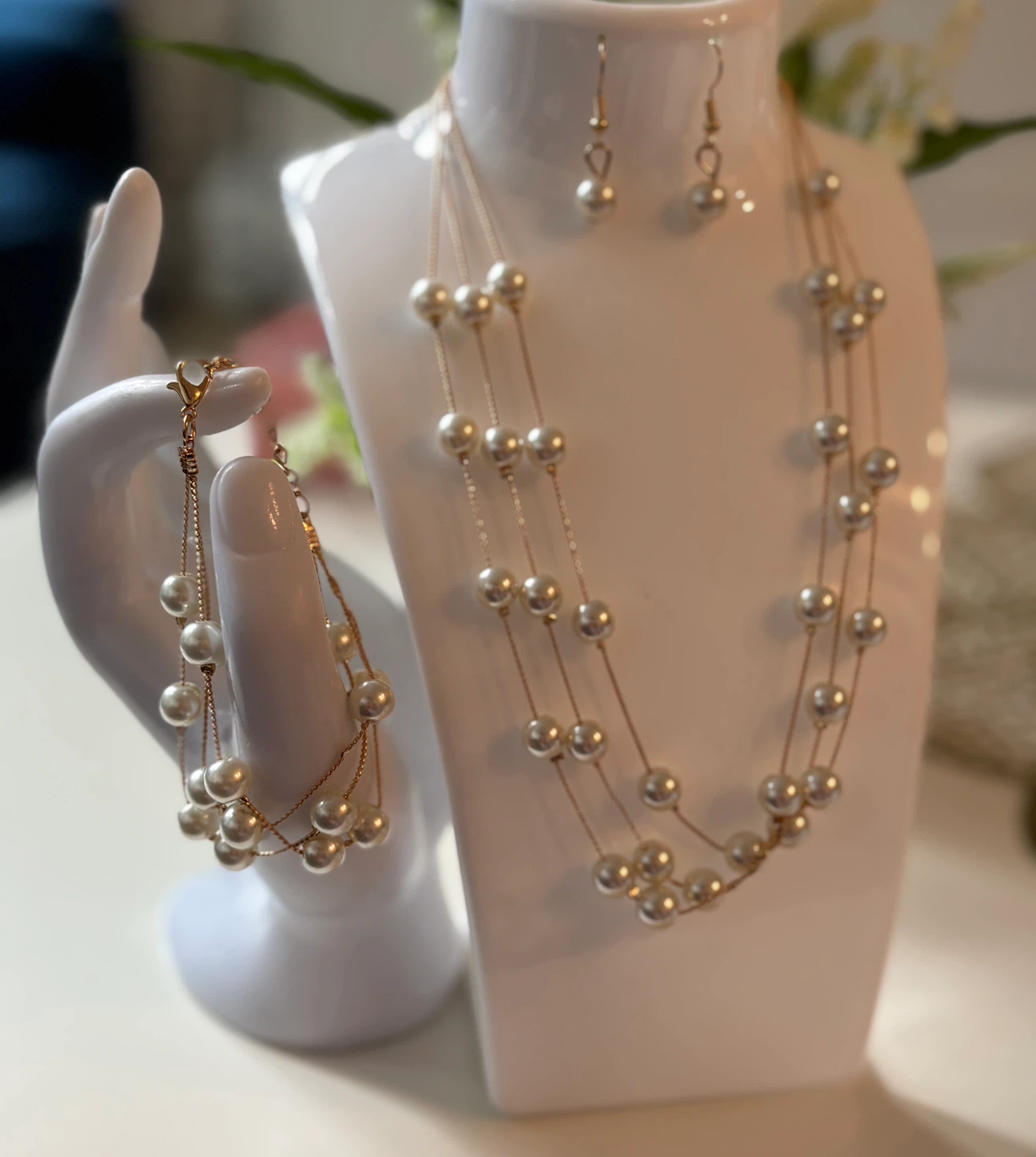 A Lovely Pearl & Gold Tone Jewellery Set!