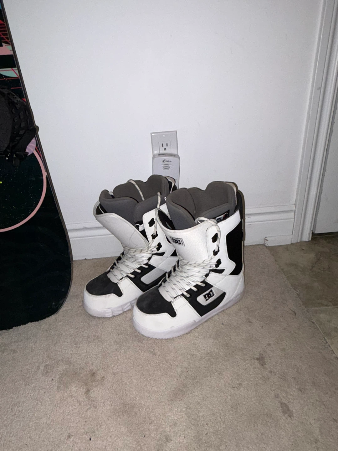 Rossignol Snowboard with Bindings & DC Boots - photo 4
