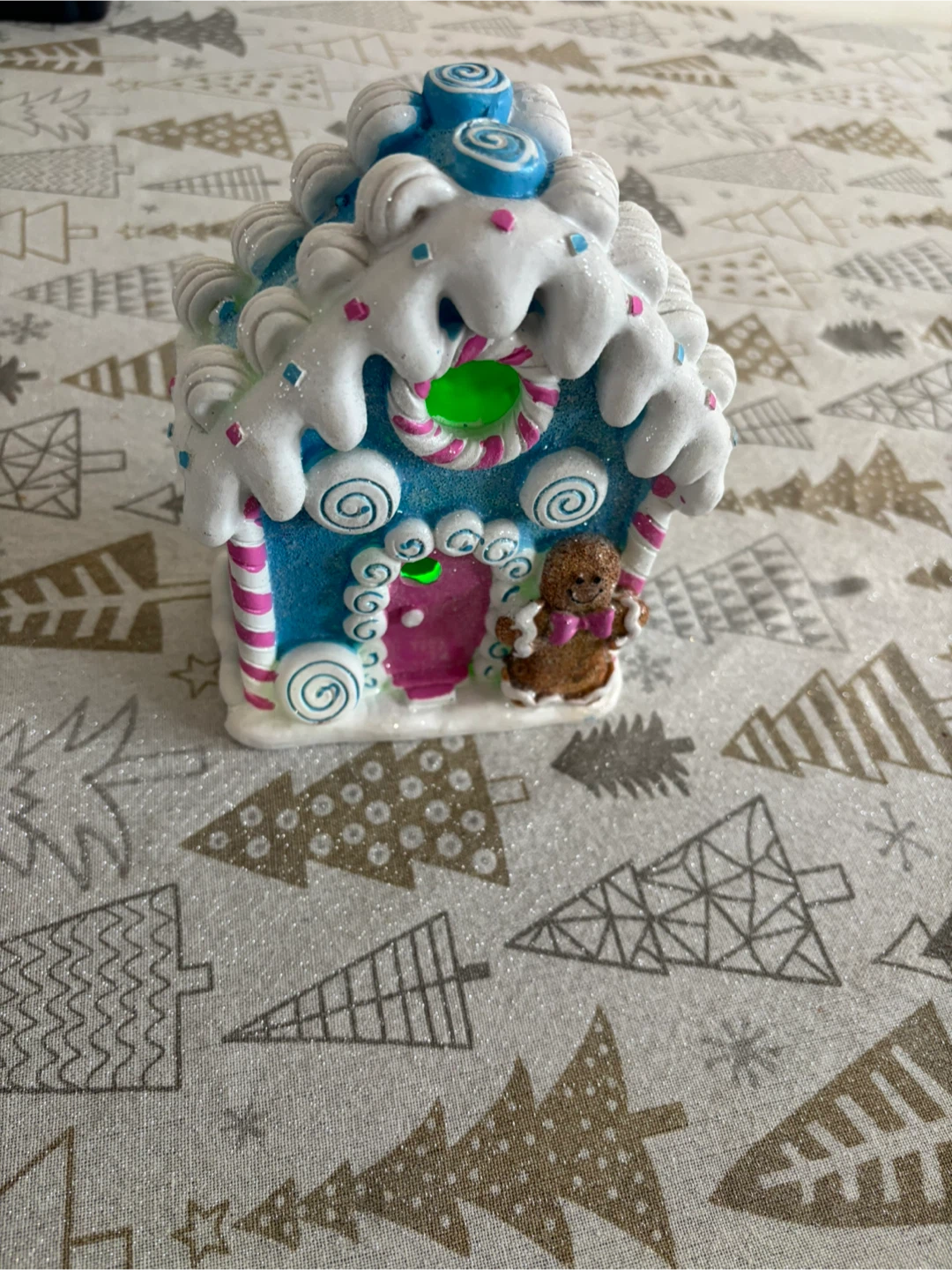 Cute Gingerbread House Decoration