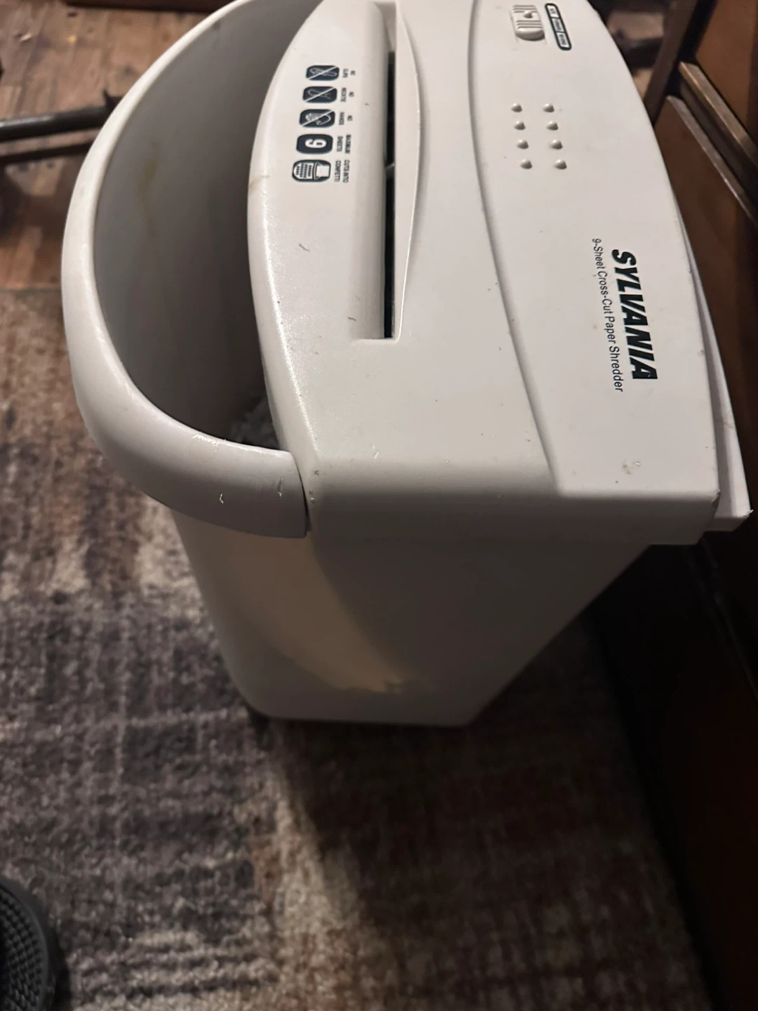 Sylvania 6-Sheet Cross-Cut Paper Shredder