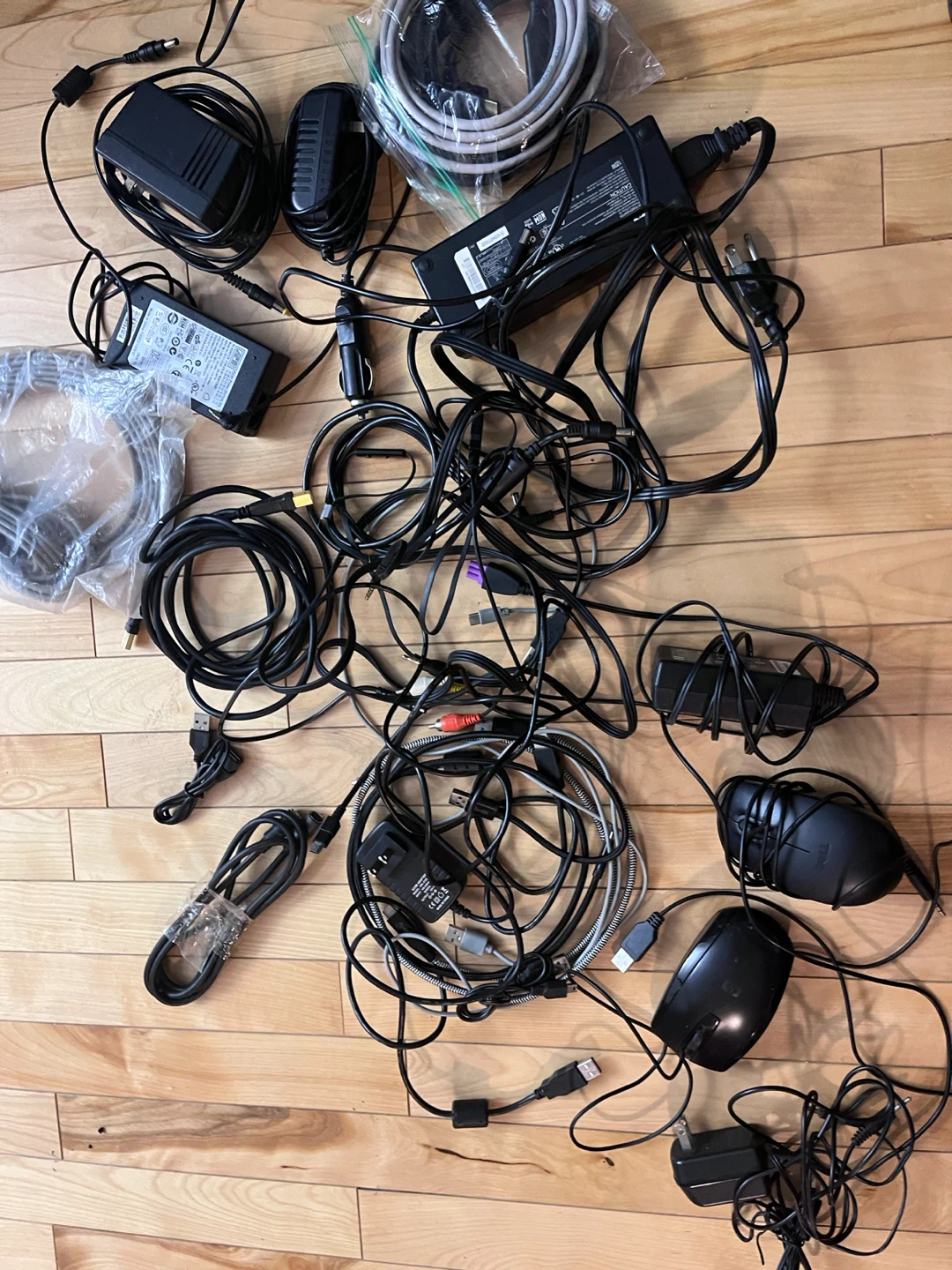 Electronic wires and charger - photo 2