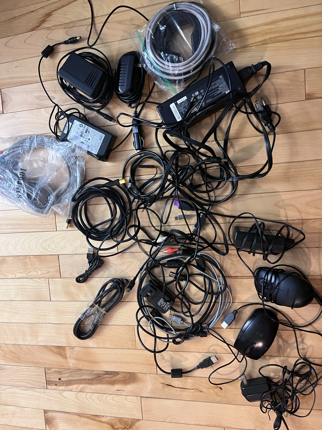 Electronic wires and charger - photo 3
