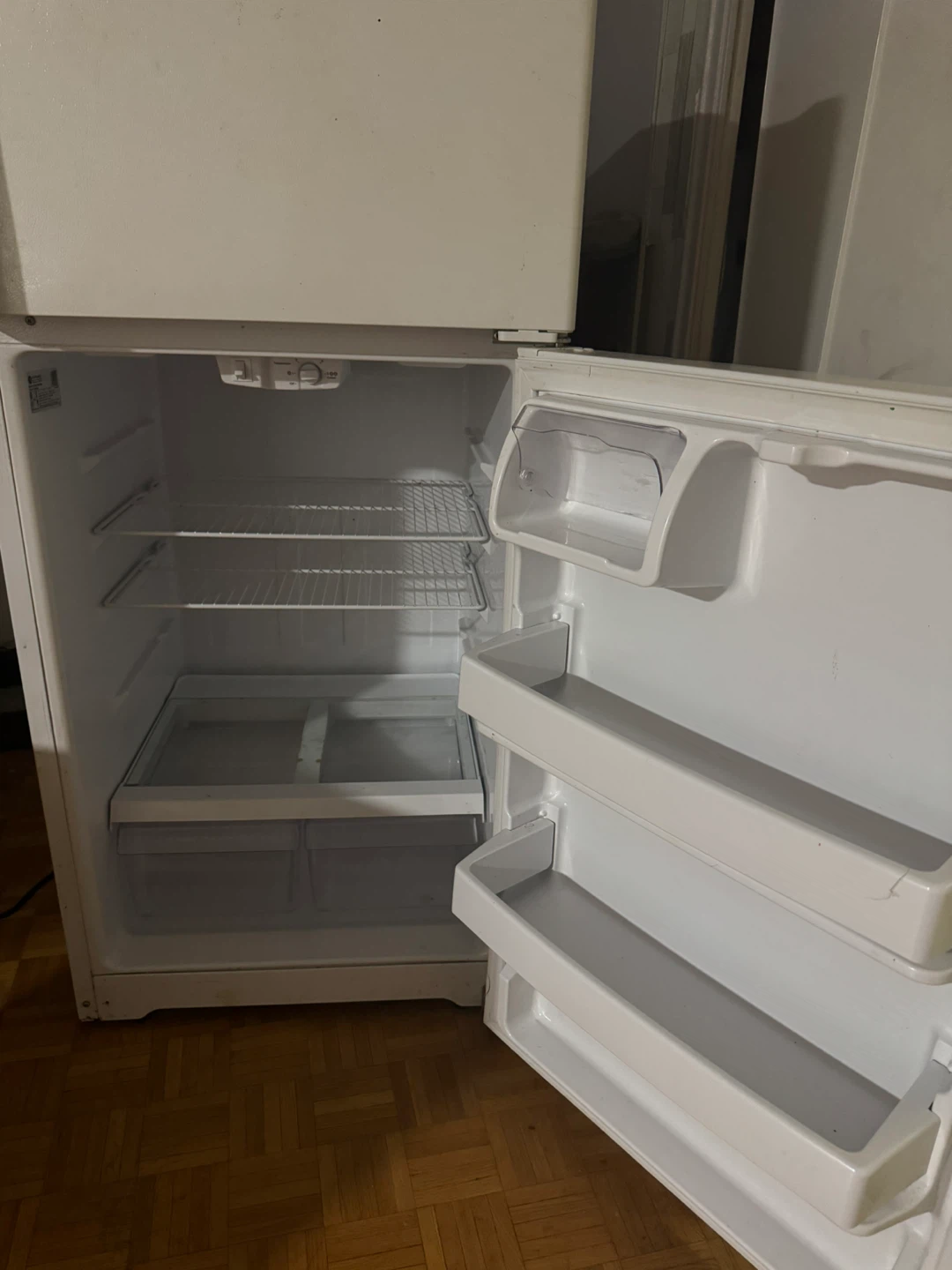 Top Freezer Refrigerator - photo 4