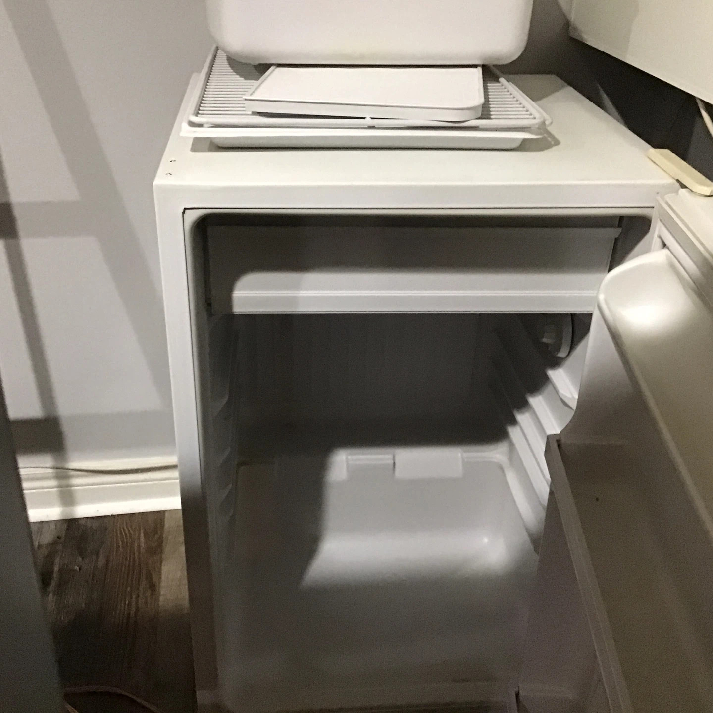Woods white dorm room fridge with freezer compartment - photo 3