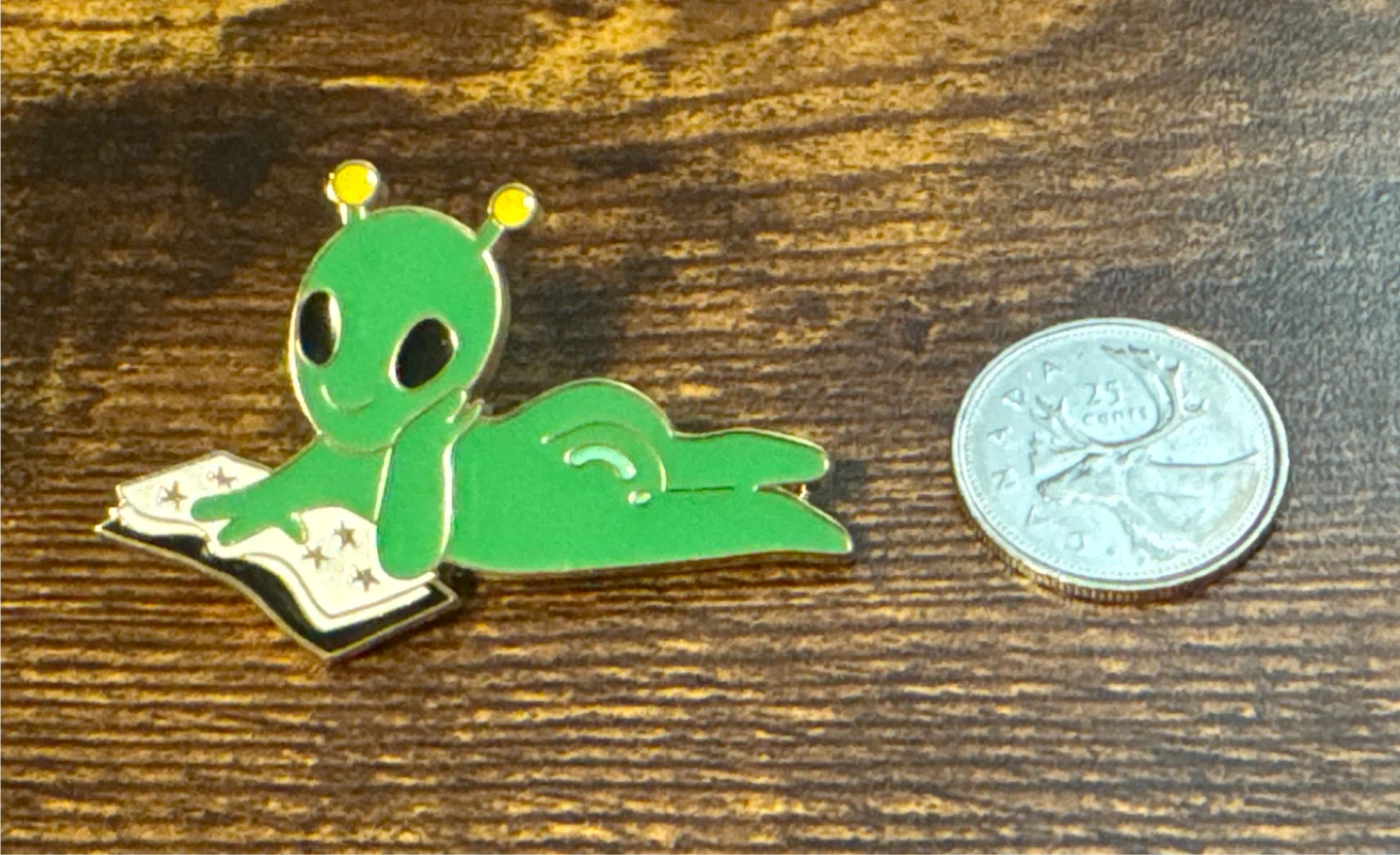 NEW Green Alien Reading Enamel Pin - photo 3