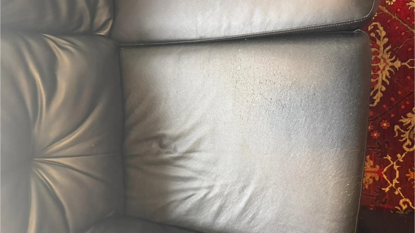 Black faux Leather Sofa - Gently Used ❤️ - photo 4