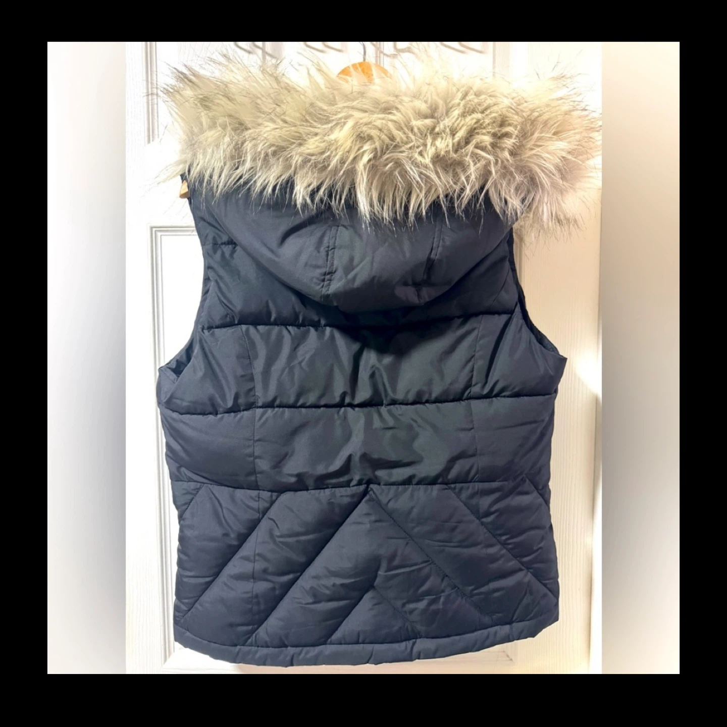 Hollister Black Puffer Vest with Faux Fur Hood - Size M - photo 3