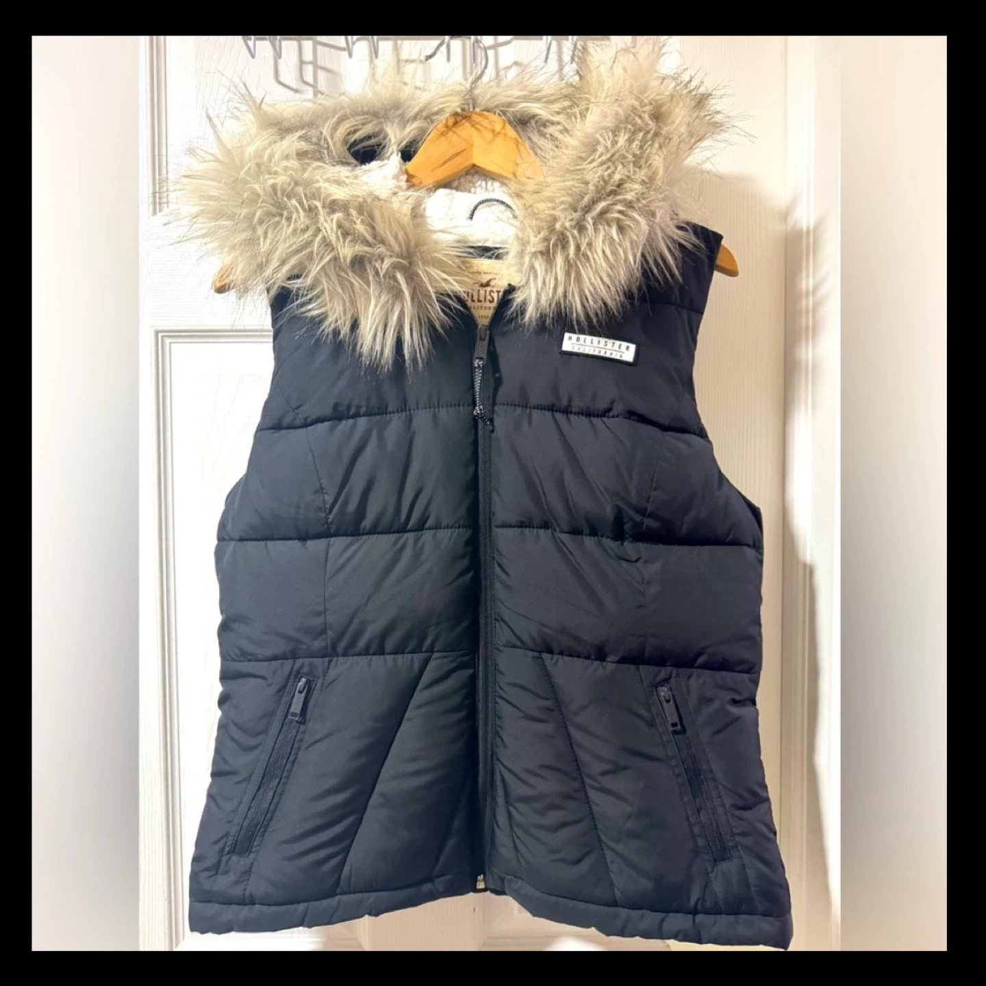Hollister Black Puffer Vest with Faux Fur Hood - Size M - photo 2