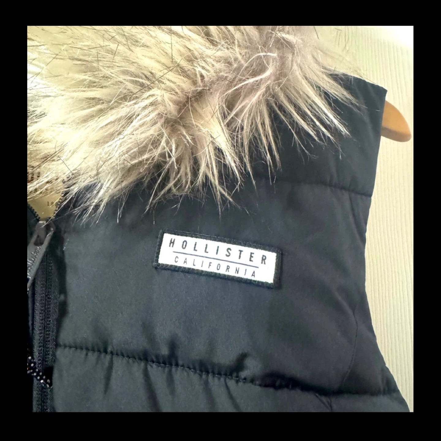 Hollister Black Puffer Vest with Faux Fur Hood - Size M - photo 4