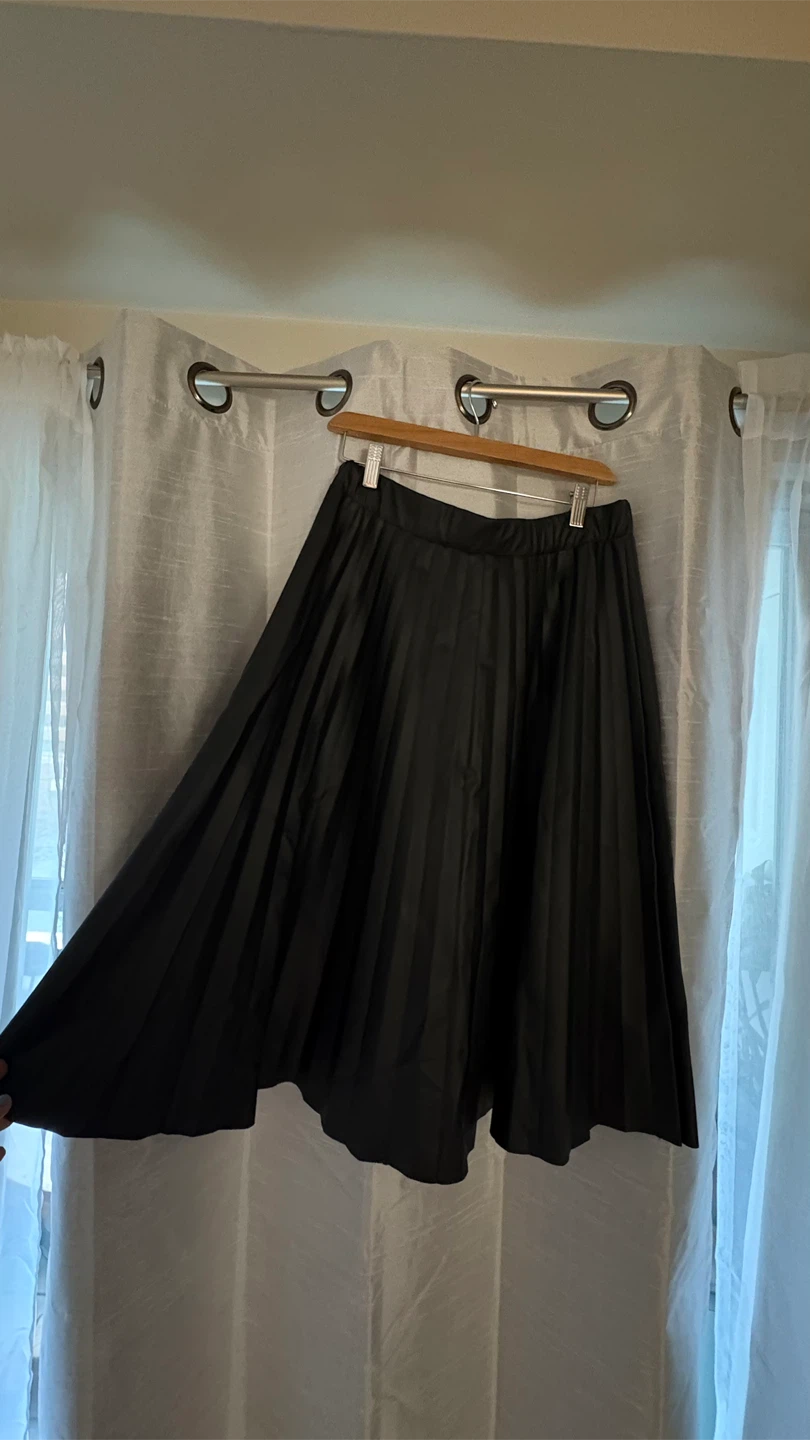 Black Pleated Skirt size L