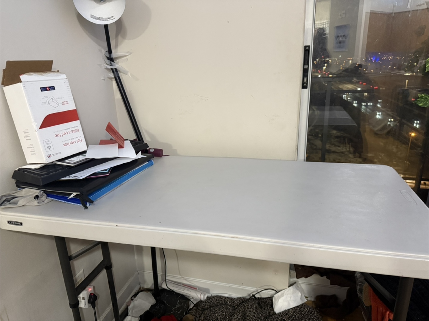 Manual height adjustable table
