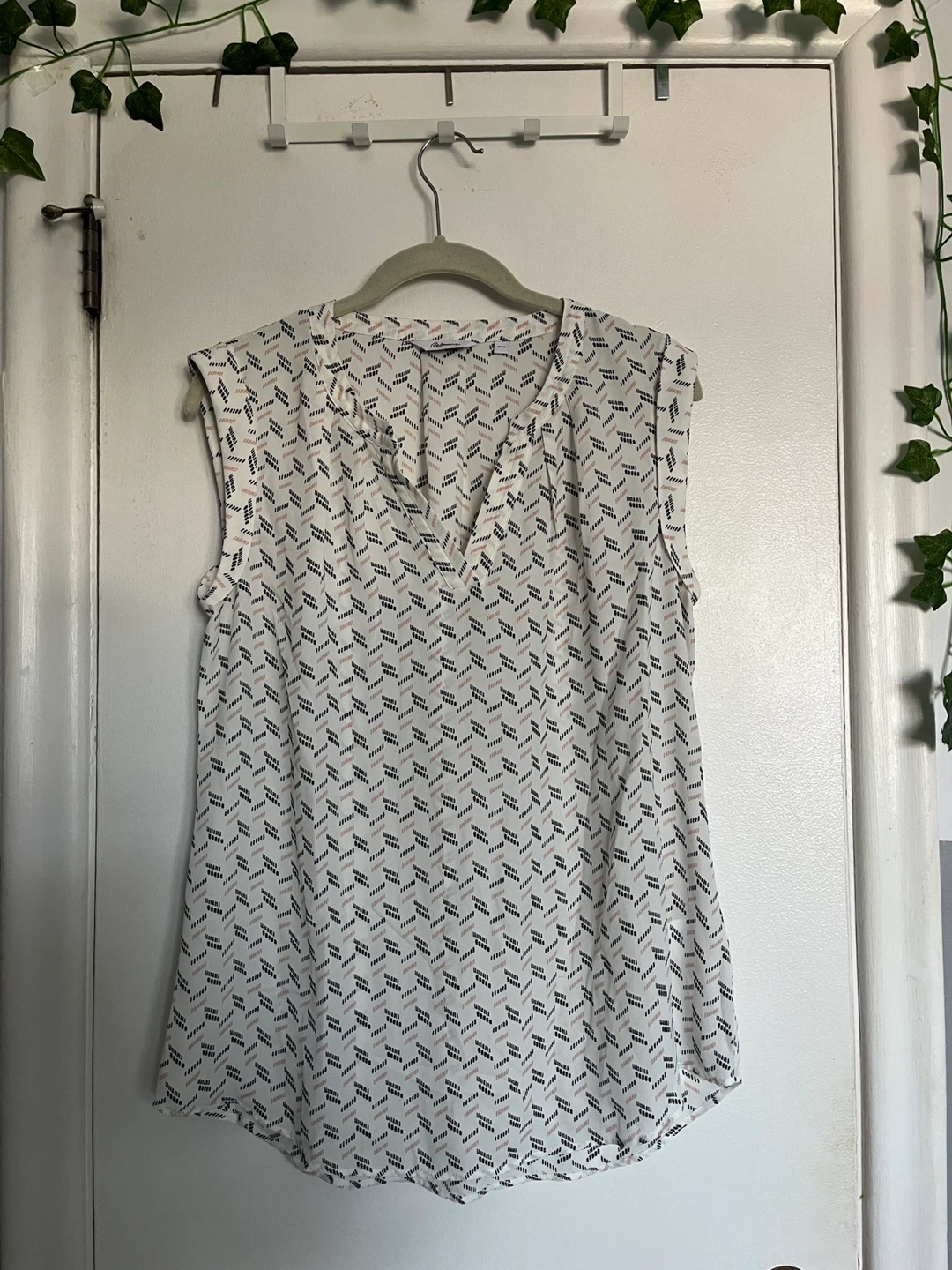 Reitmans Sleeveless Blouse - Size M