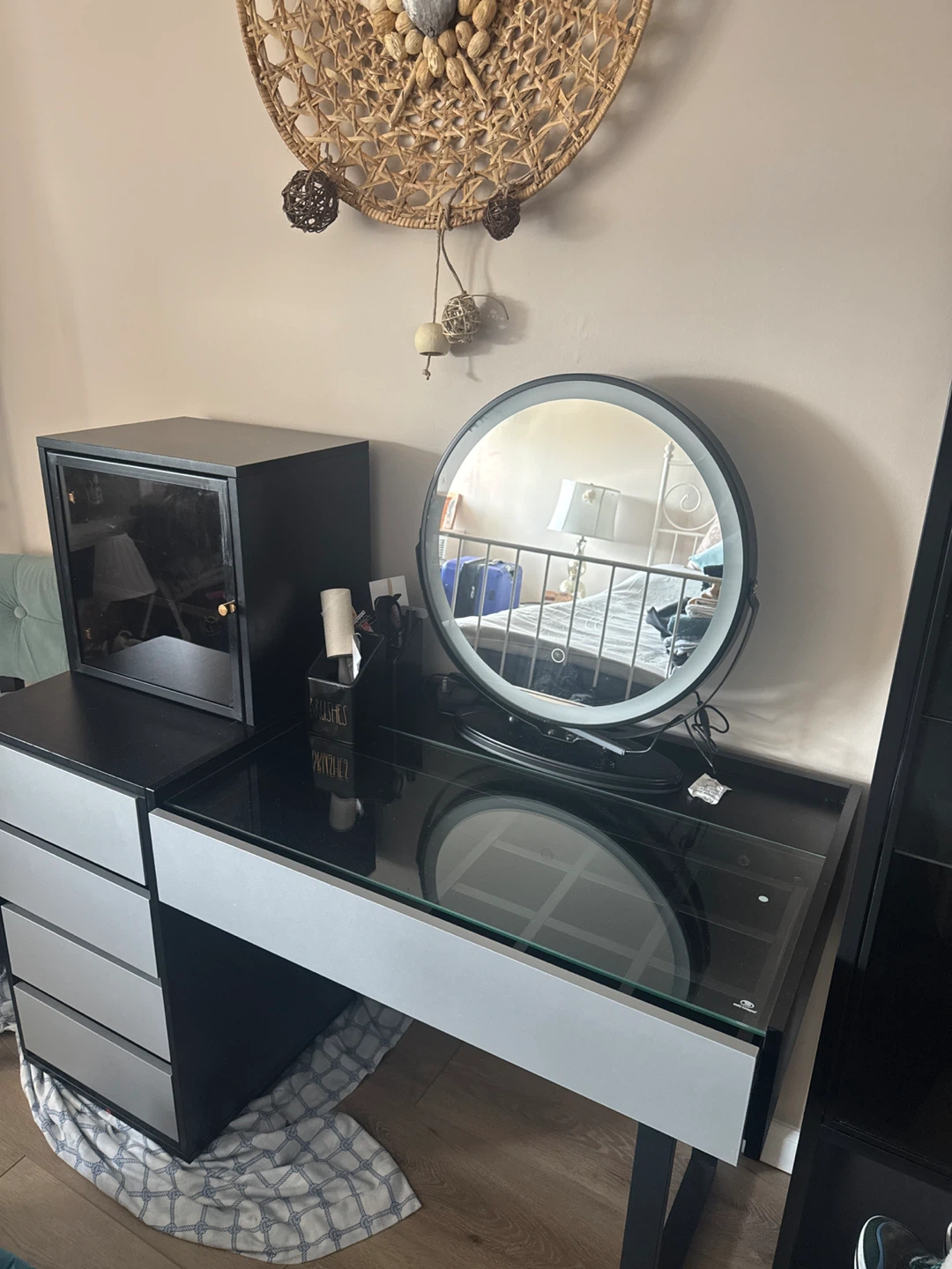 Vanity makeup desk