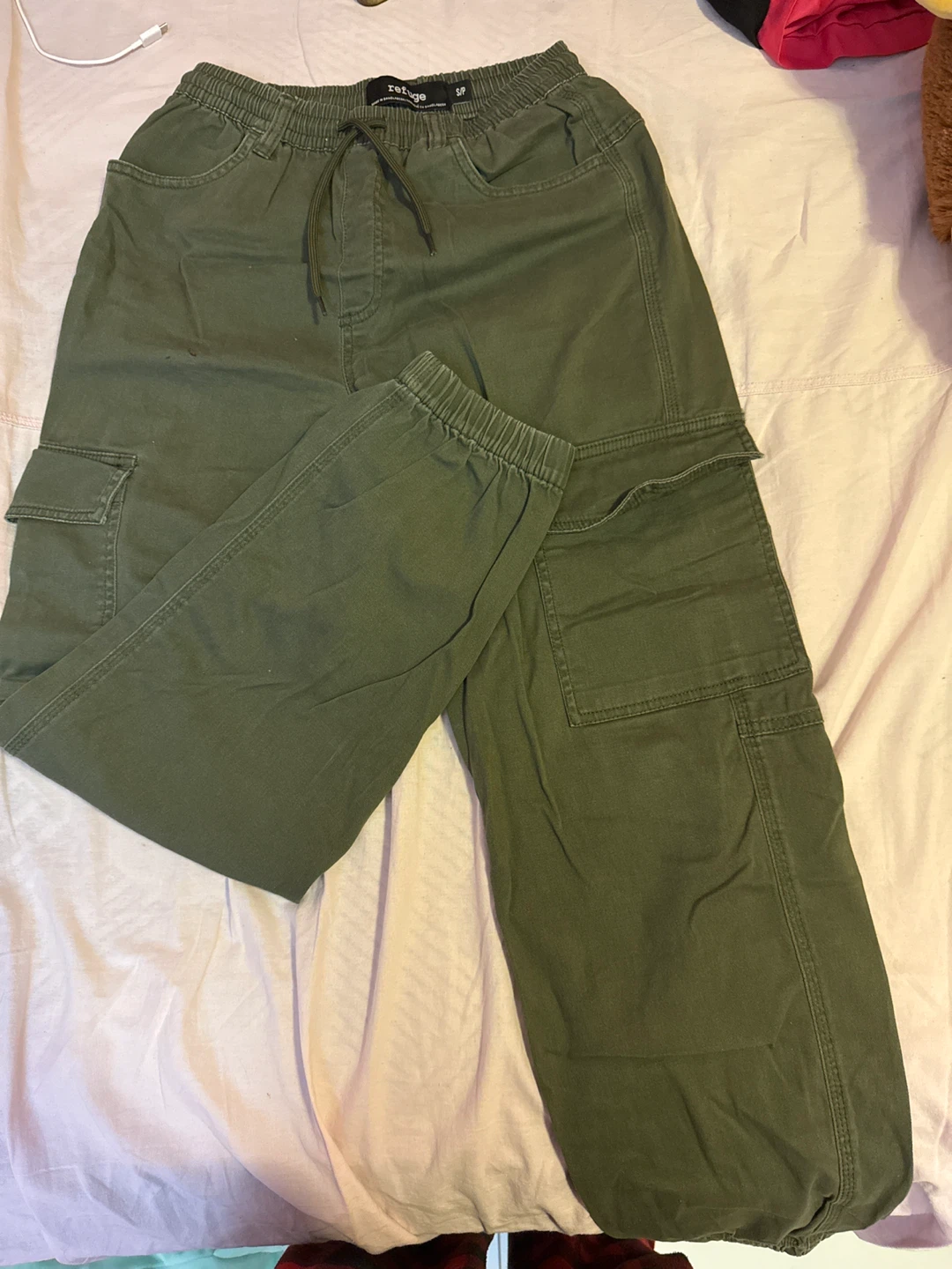 Refuge Olive Green Cargo Pants - Size SP