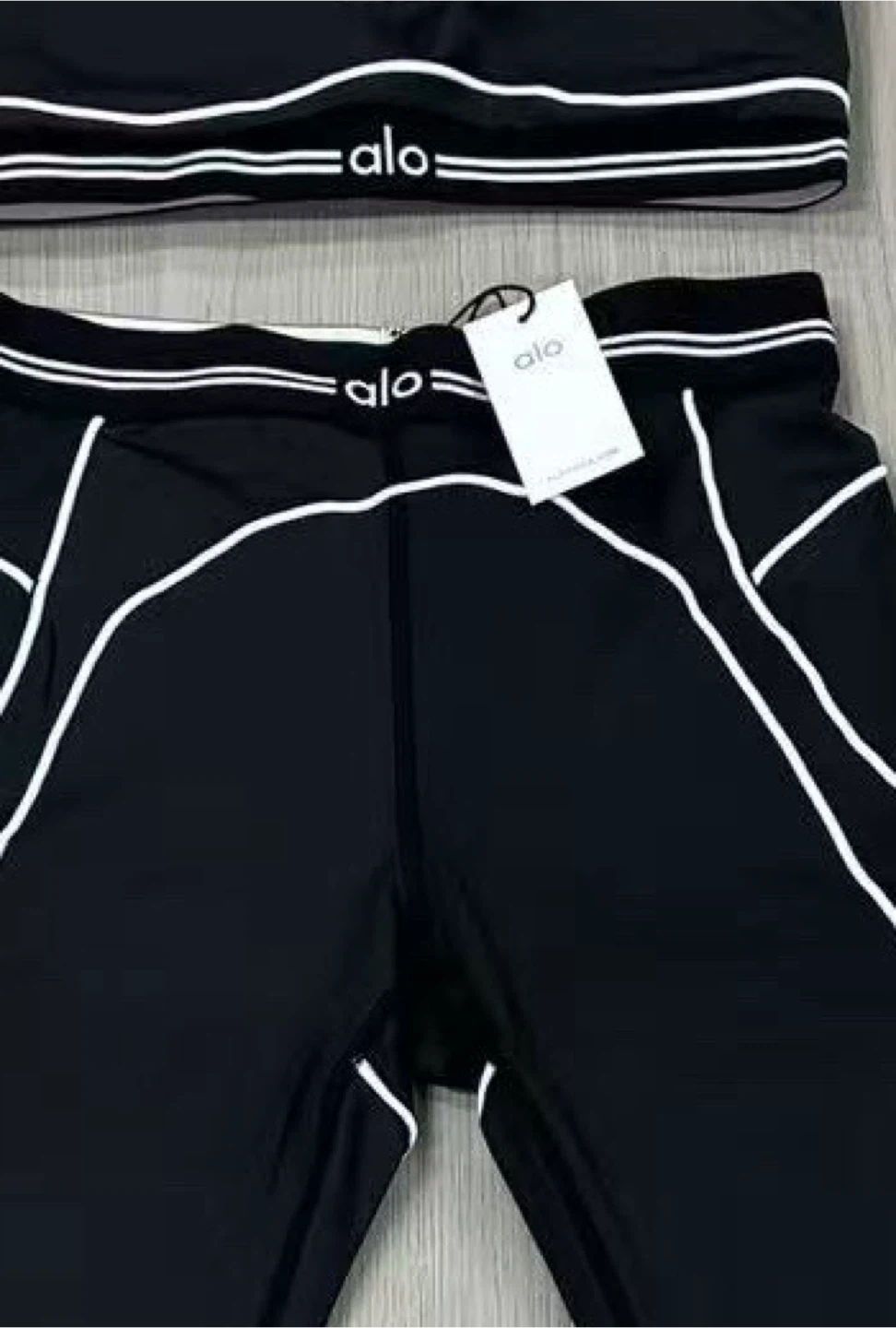 ALO Yoga Black & White Set - M - photo 4