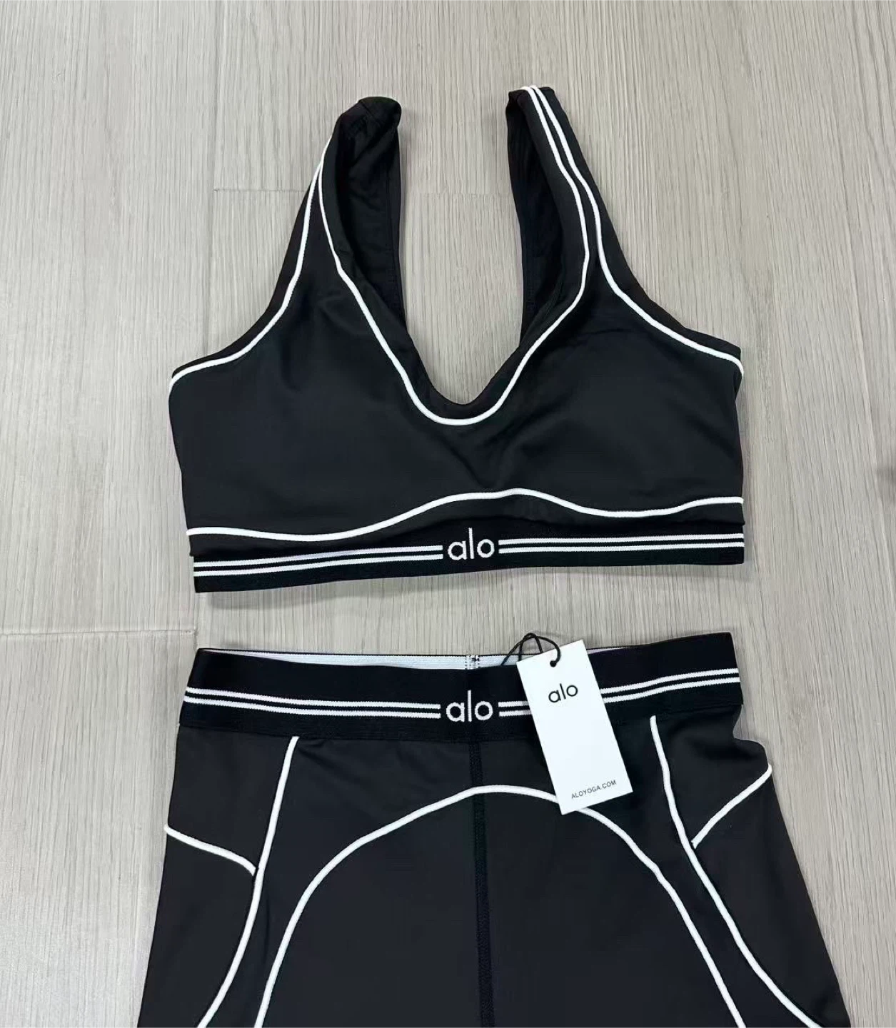 ALO Yoga Black & White Set - M - photo 2