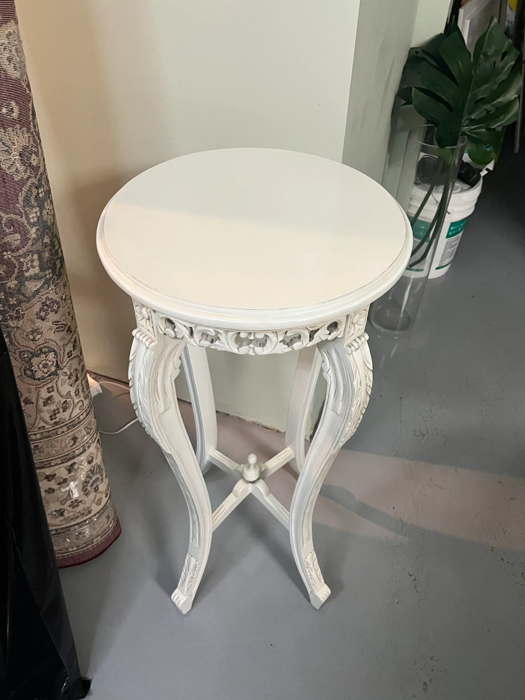 White Decorative Round Accent Table