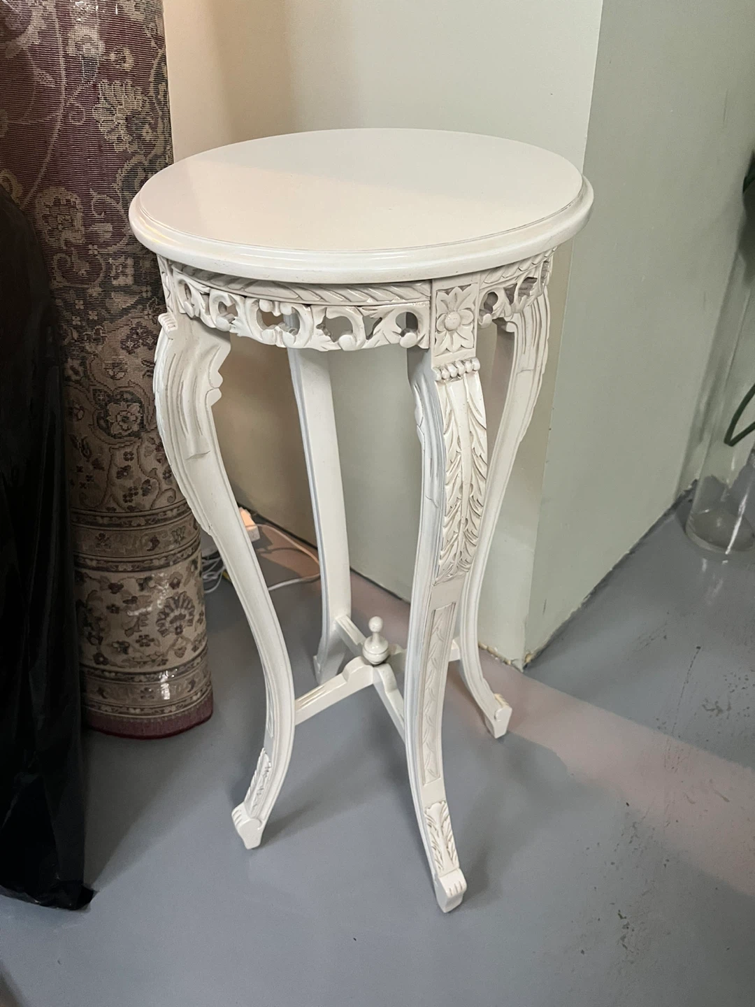 White Decorative Round Accent Table - photo 2