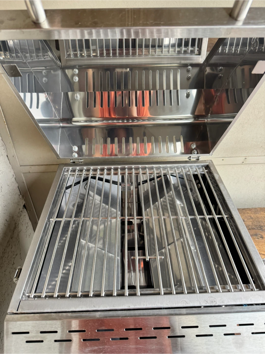Move out sale - Megamaster 2 Burner Tabletop Gas Grill - photo 2