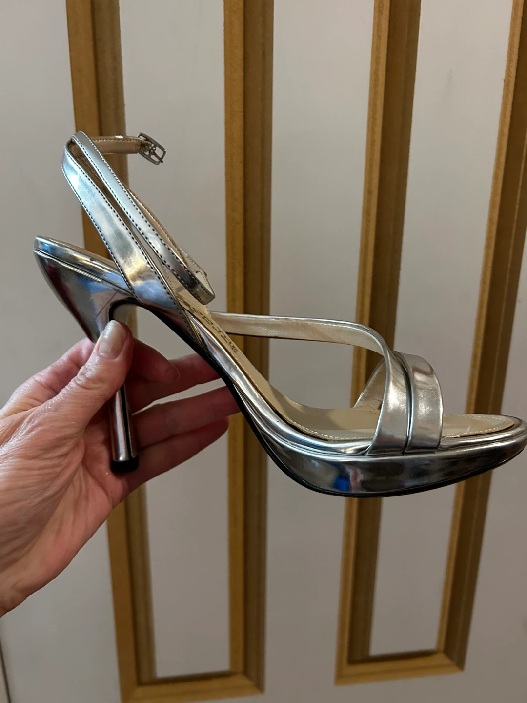 E Rent the Red Carpet   Silver Heels, Size 8.5