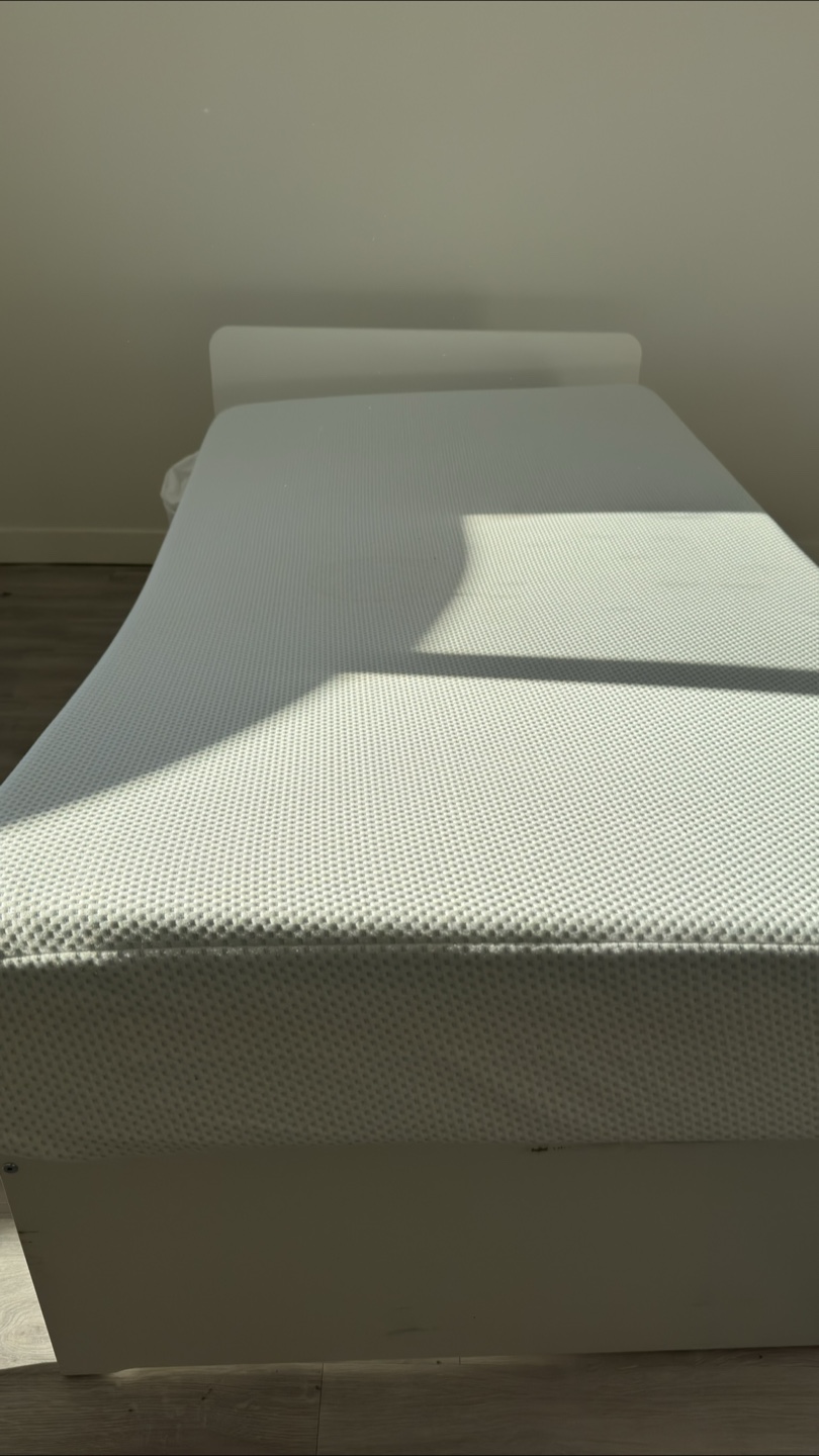 Zinus 8 inch Memory Foam Twin mattress with mattress protector - photo 3