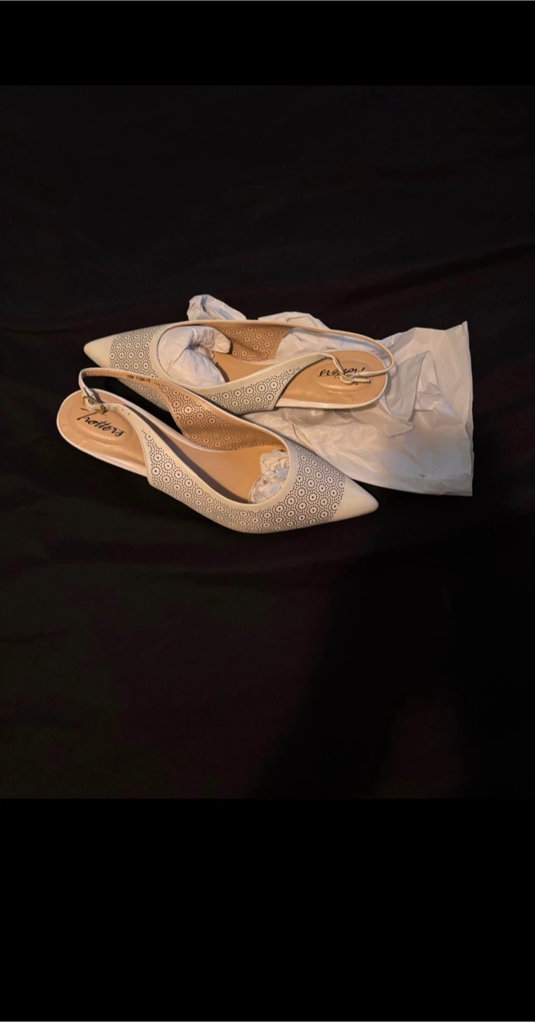 Trotters White Slingback Heels - Size 10W