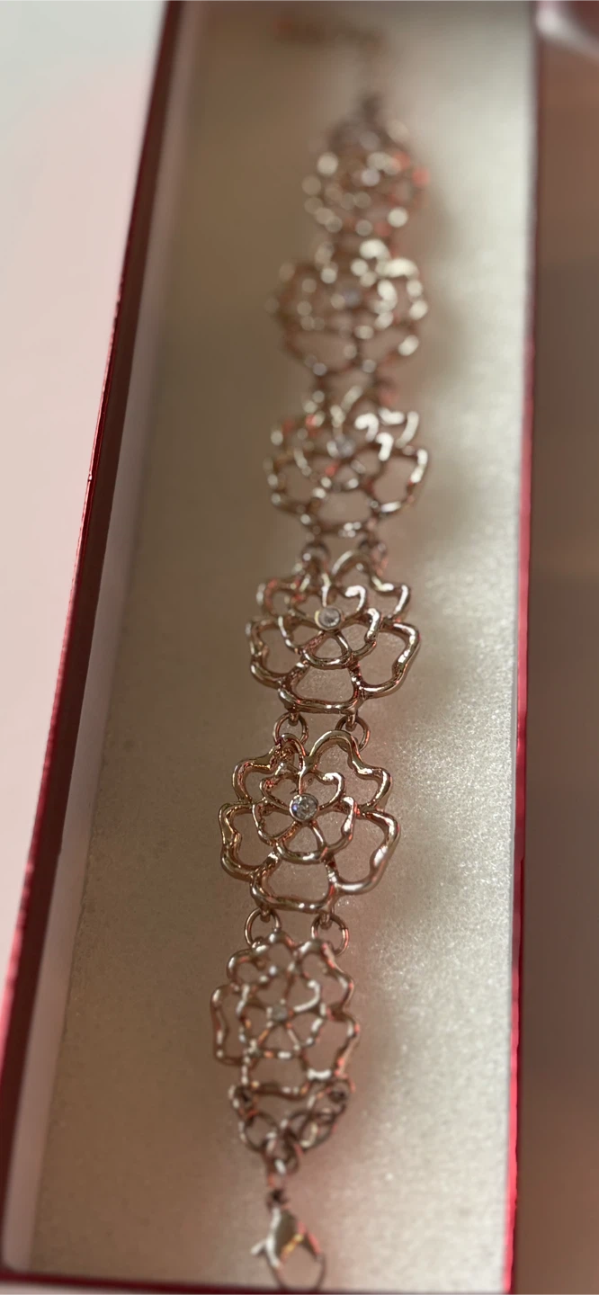 Beautiful Rose Gold Flower Bracelet!