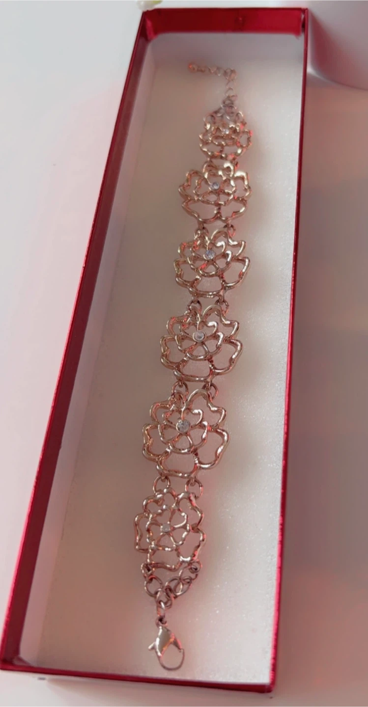 Beautiful Rose Gold Flower Bracelet! - photo 5