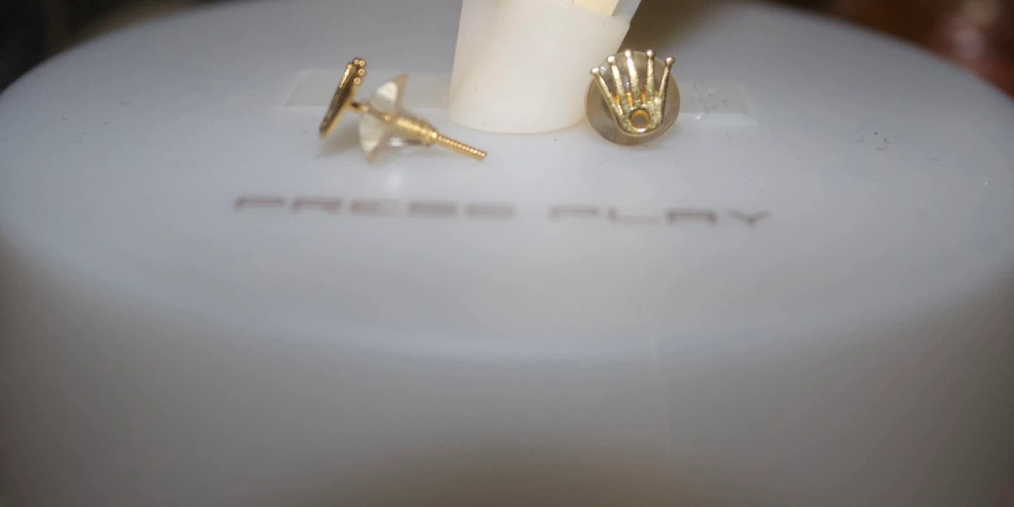 Rolex Crown Earrings - Gold - photo 4