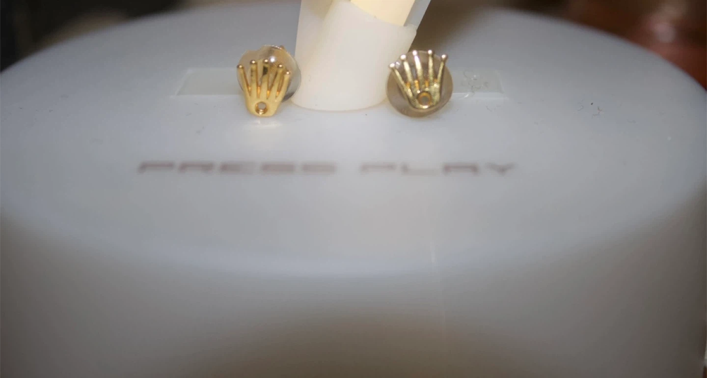Rolex Crown Earrings - Gold - photo 2
