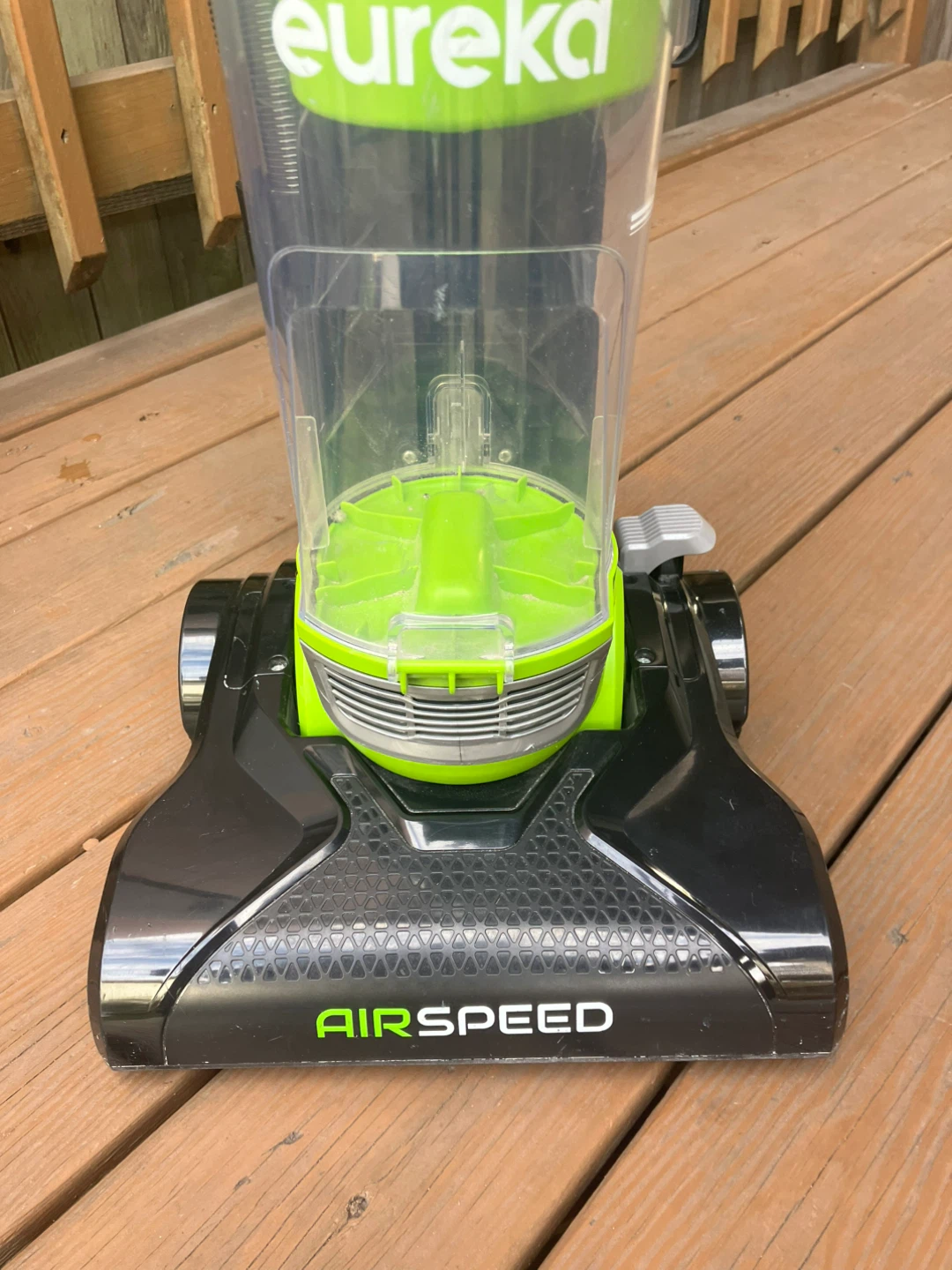 Eureka Ultra-Lightweight Bagless Vacuum - Great Condition - photo 5