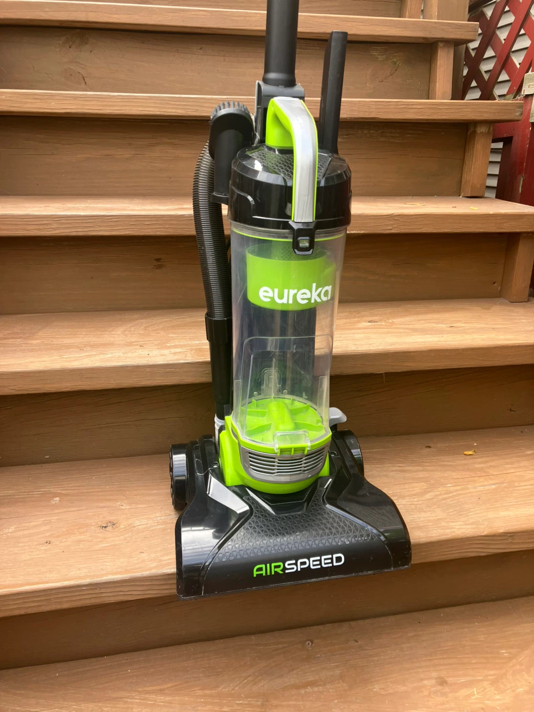 Eureka Ultra-Lightweight Bagless Vacuum - Great Condition - photo 2
