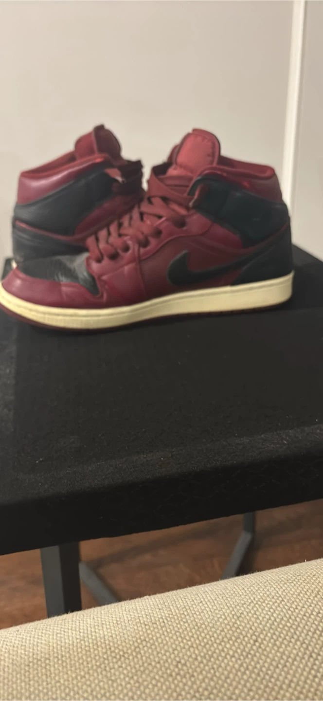 Air Jordan 1 Mid Burgundy sz9