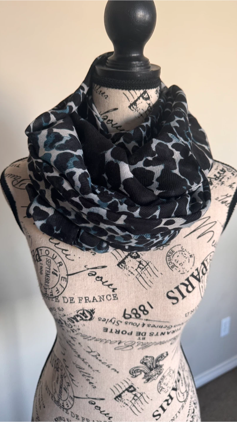 H&M Black & White Patterned Scarf