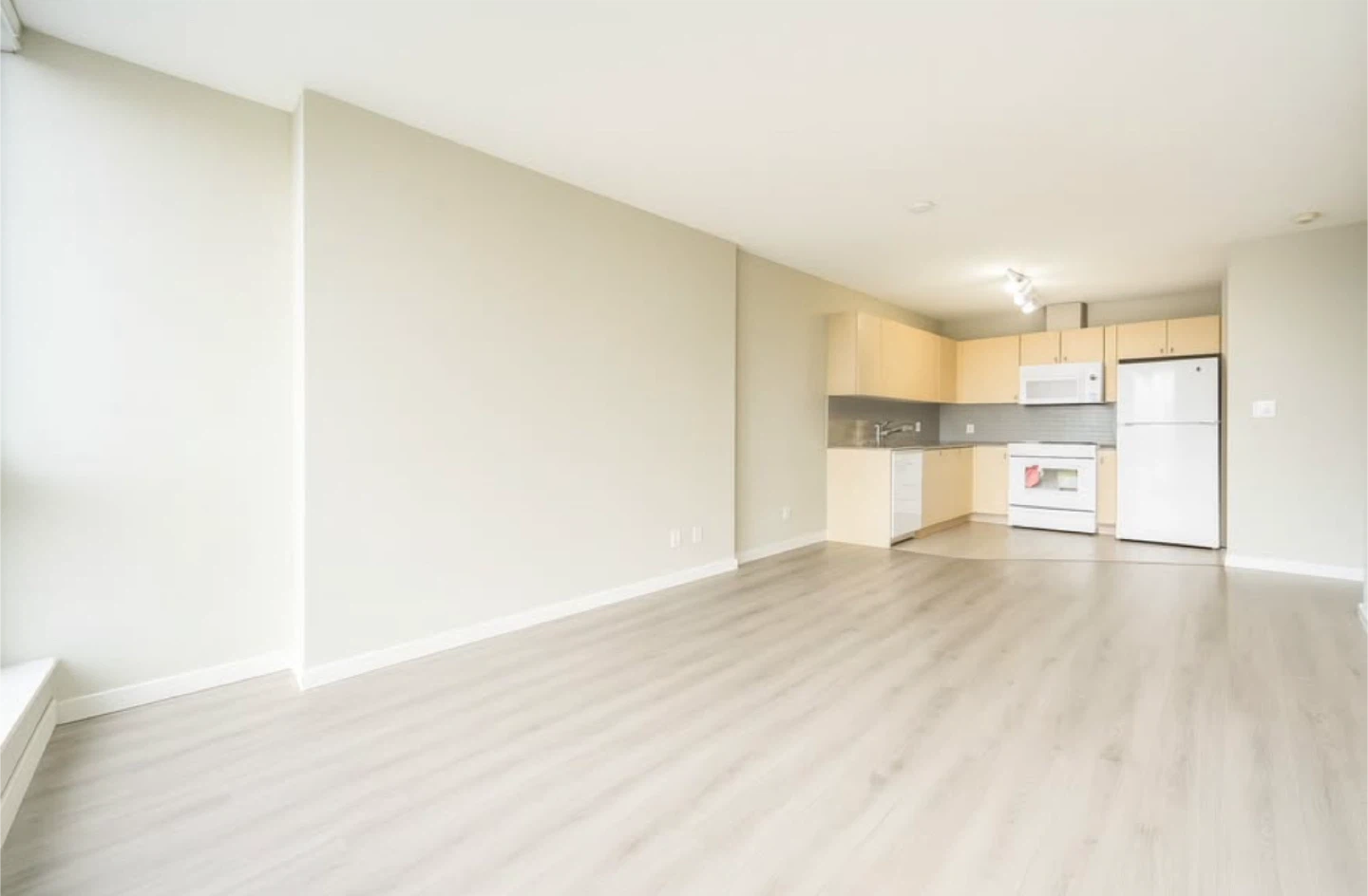 Pet Friendly 2 Beds 2 Baths - Surrey Downtown - photo 2
