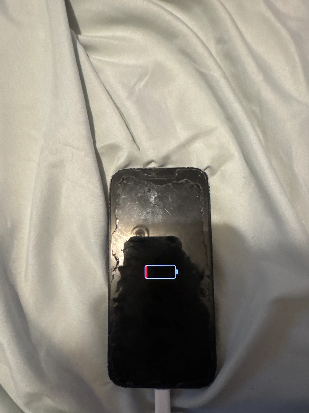 Damaged iPhone 13 - For Parts - photo 3
