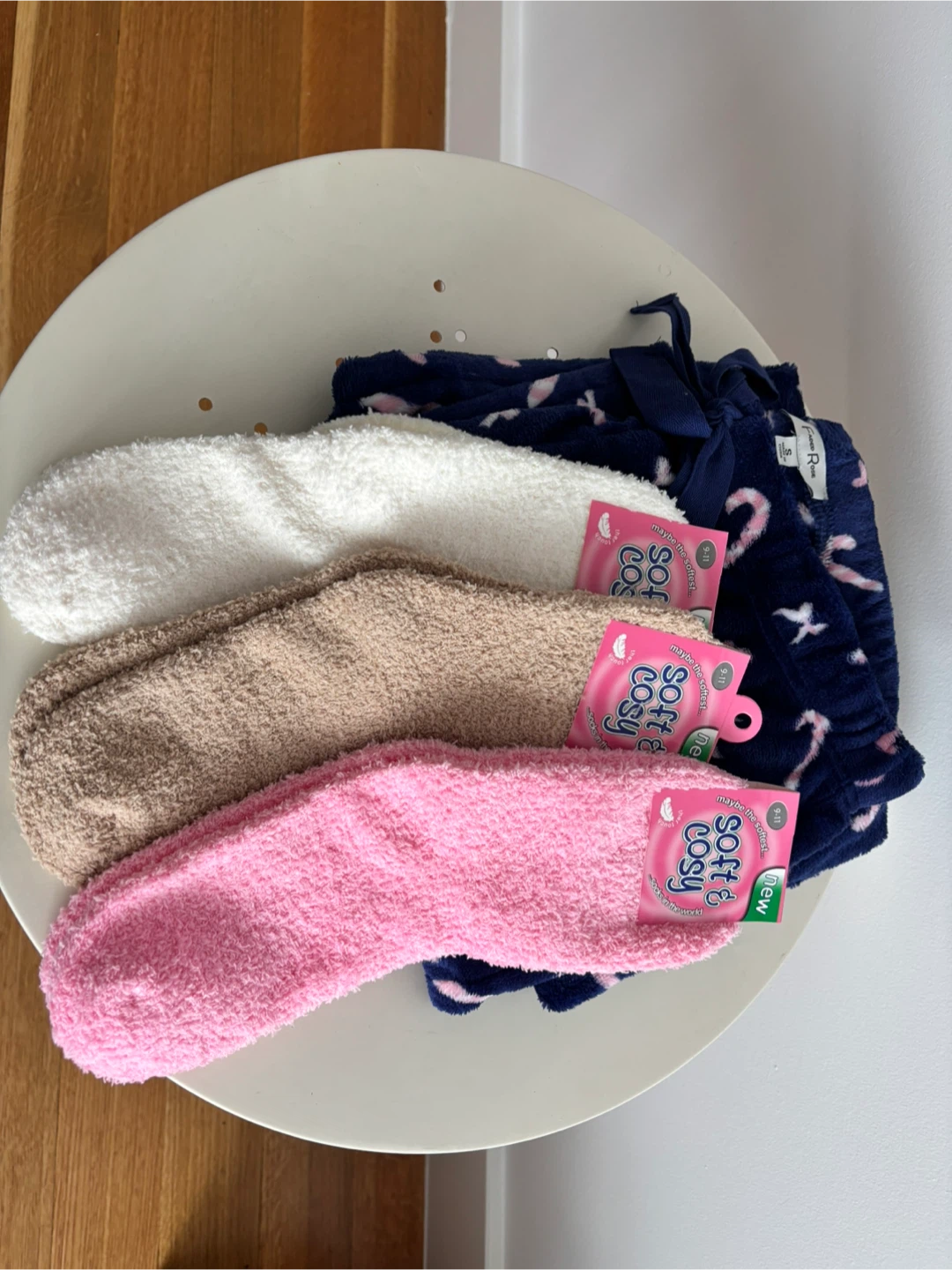 Candycane Pajama Pants & 3 Soft & Cosy Socks - NEW - photo 2