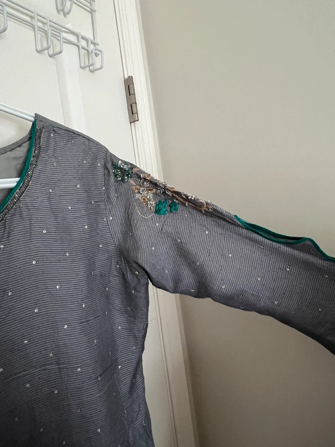 Embroidered Grey Kurti with Green pants 2PCS - photo 3