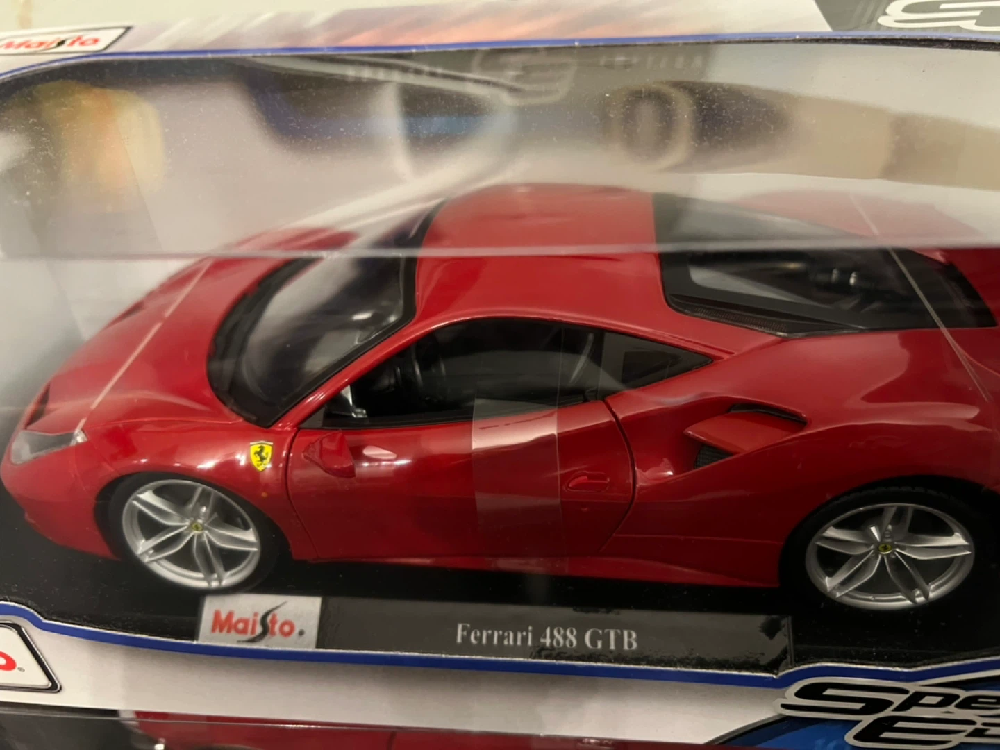 Maisto Ferrari 488 GTB 1:18 Diecast Model Car - New in Box! - photo 3