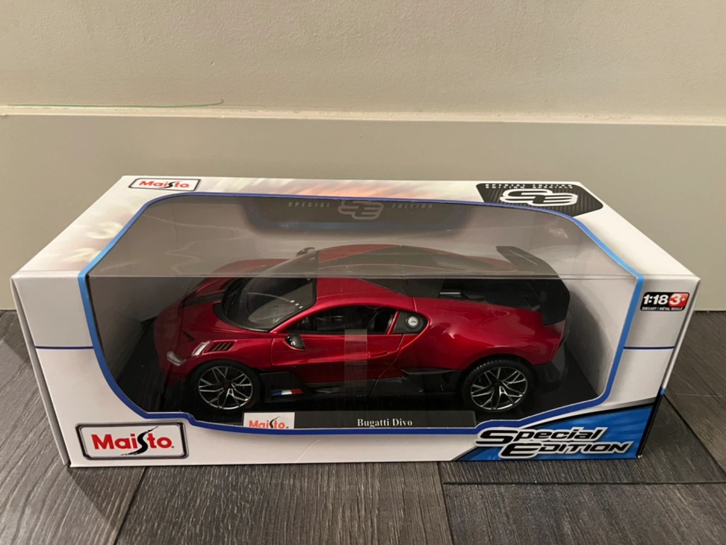 Maisto Bugatti Divo 1:18 Scale Model Car - New in Box!