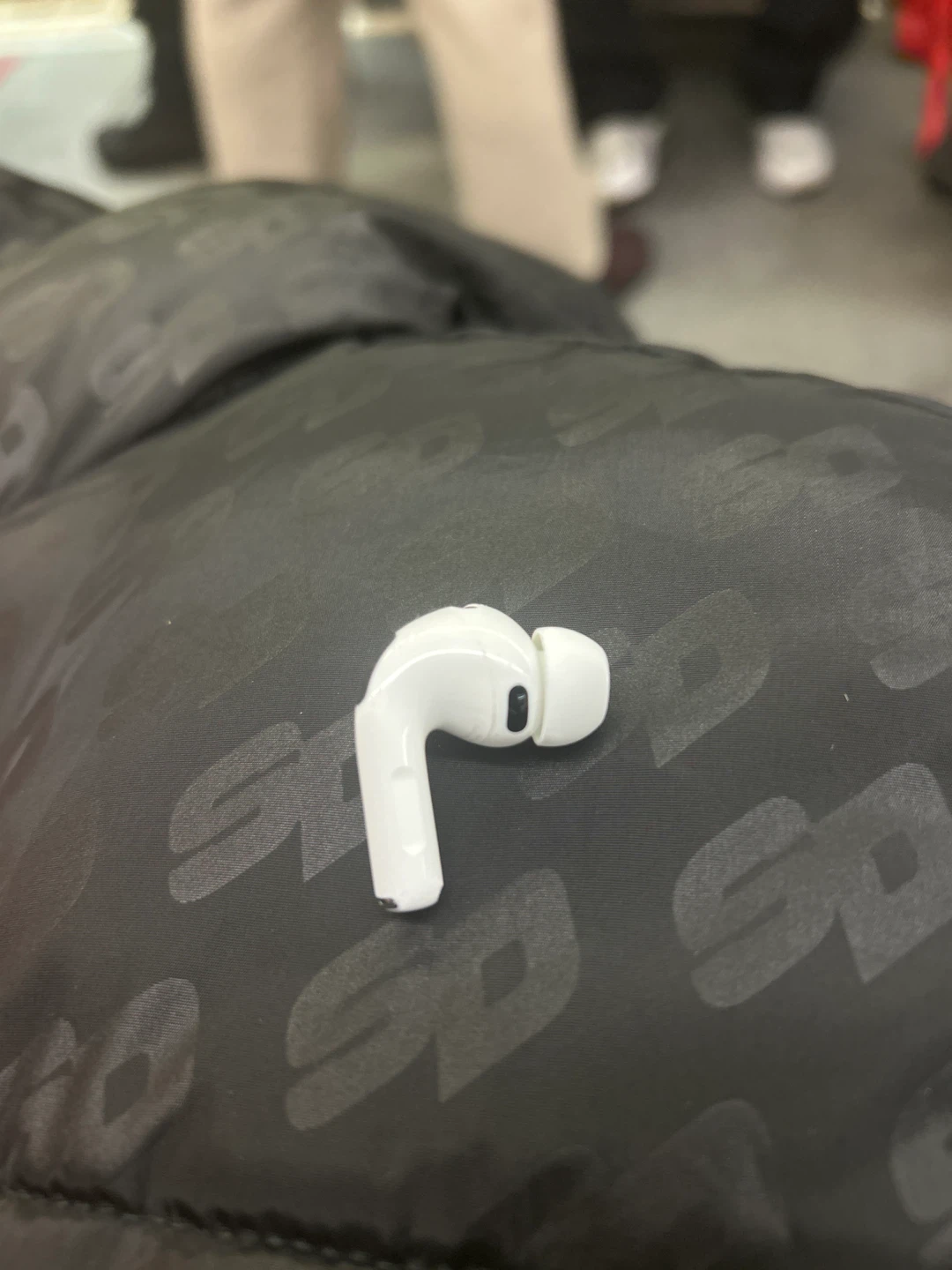 AirPod Pro 3 right