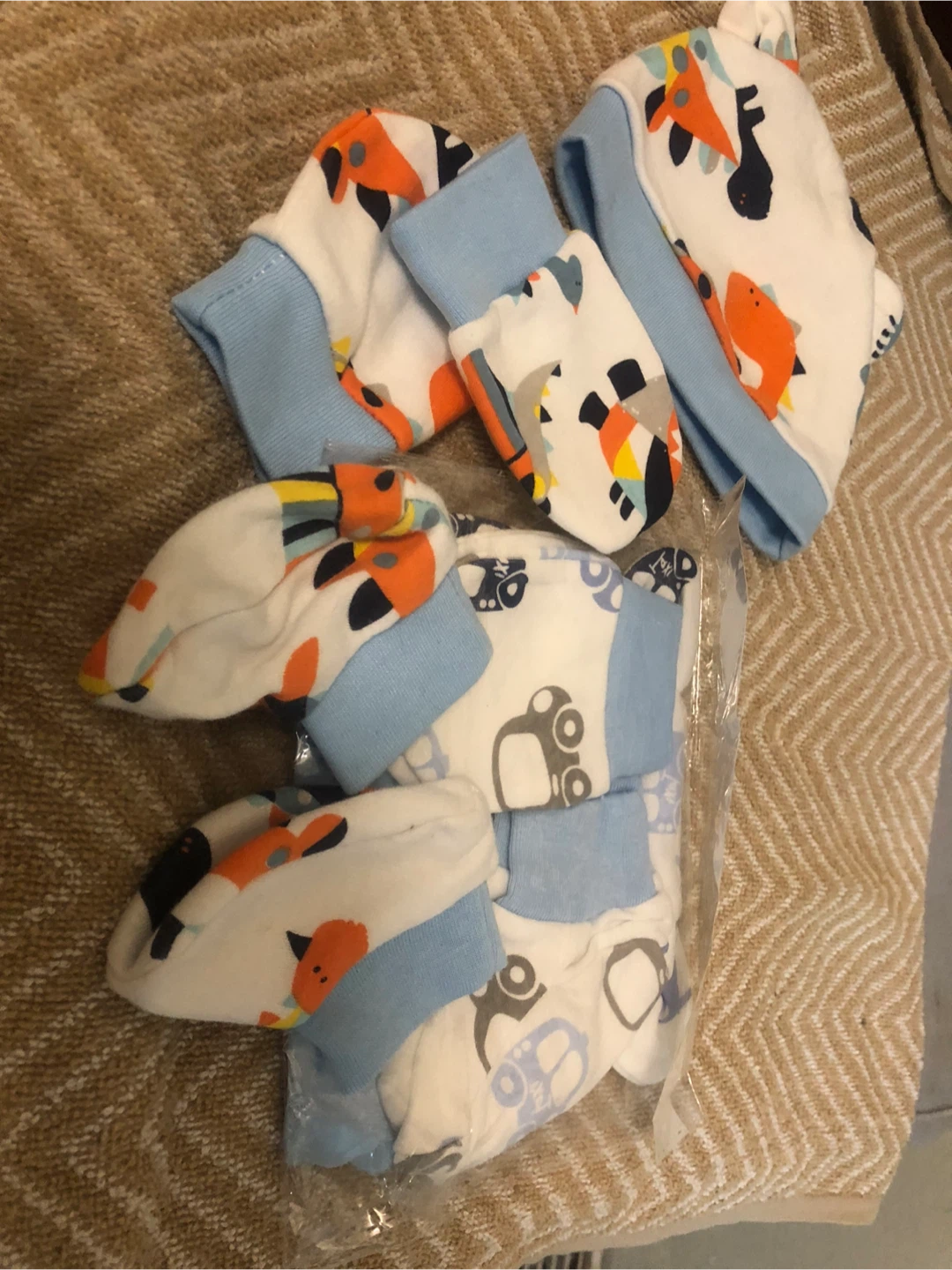 Baby Hats & Mittens  2 Set, New - photo 4