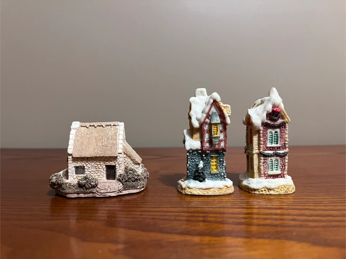 VINTAGE RESIN HOUSE FIGURINES - photo 2