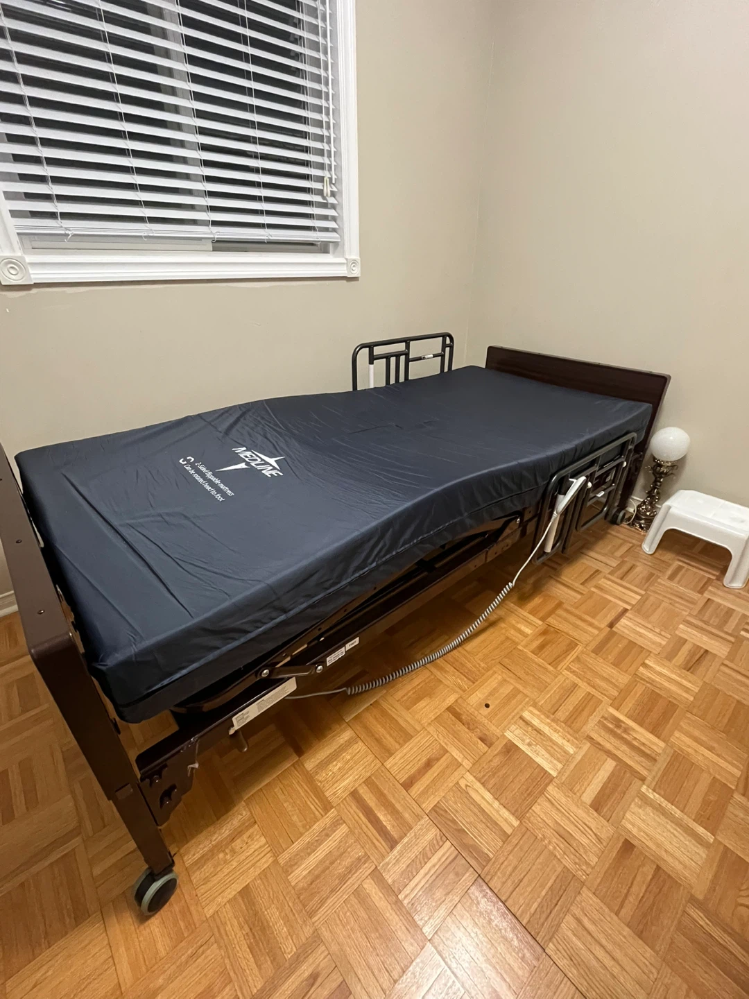 Electric Hospital Bed - photo 2