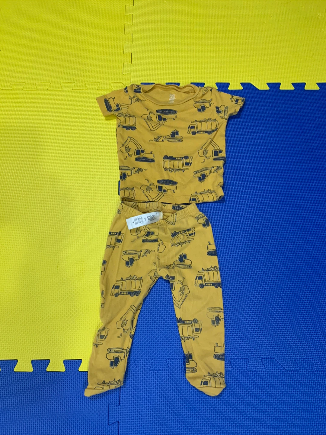 Baby clothes 9 M and 12 M - photo 3
