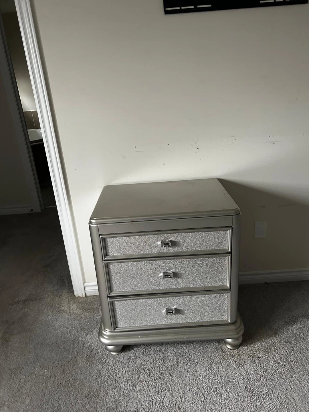 Bedroom Set - Dresser, Mirror, Chest, Nightstands, Lamp - photo 3
