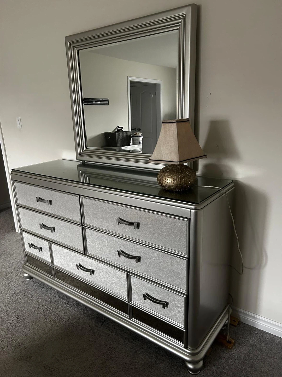 Bedroom Set - Dresser, Mirror, Chest, Nightstands, Lamp - photo 4