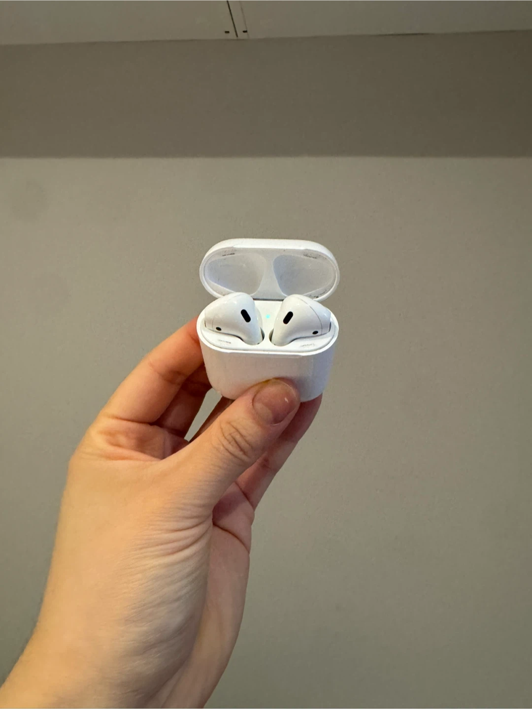 Apple AirPods (1st Generation) - photo 2