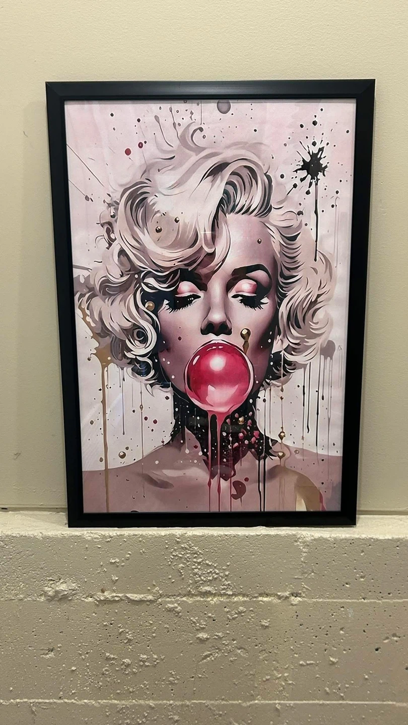 Marilyn Monroe Bubblegum Framed canvas Print